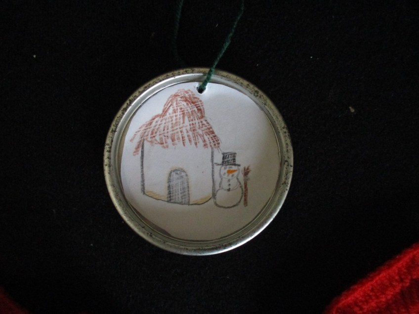 Christmas in the Hut ornament made from Nesquik lid